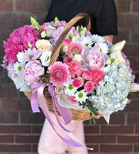 Композиция солнечный день в Шарыпово Цветочная композиция из Розы, Хризантемы, Пионы и Лизиантусы в корзине в Шарыпово