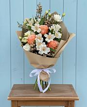 Букет цветов из:  Альстромерии, Лизиантусы, Розы и Хризантемы в Шарыпово