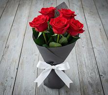 Букет 5 Красных роз Эдлесс Лав в Шарыпово