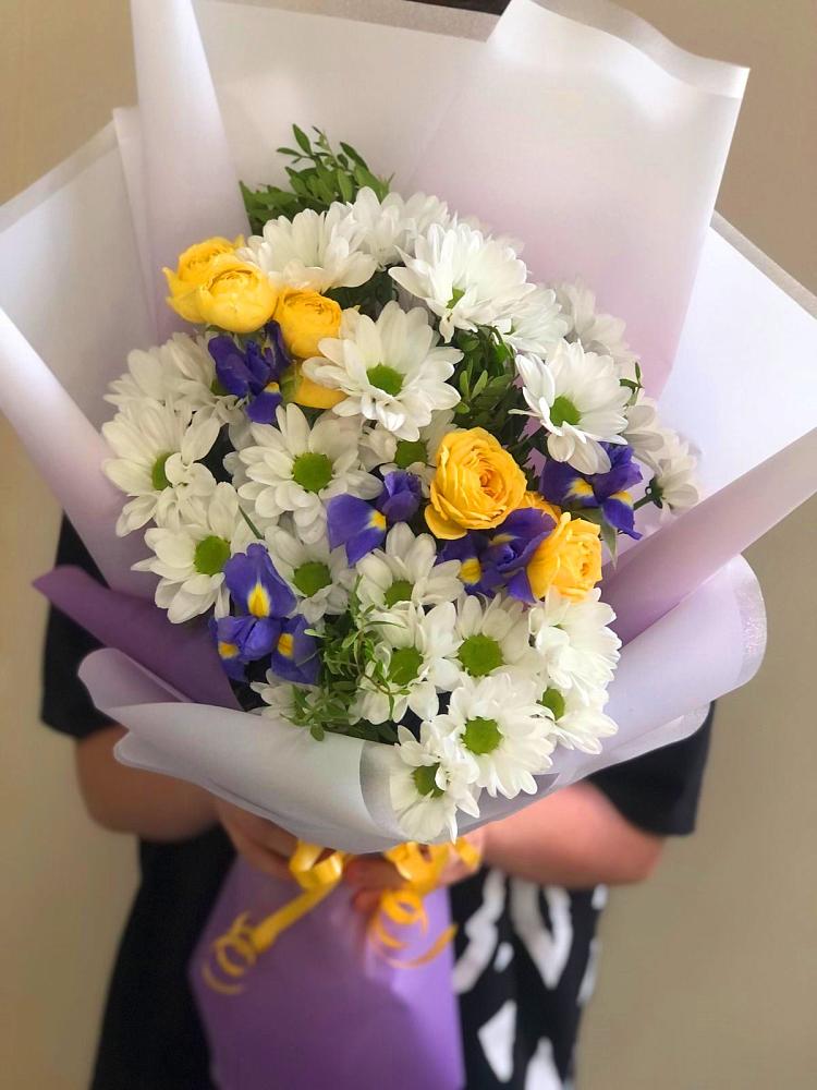 Букет цветов из: Ирисы, Хризантемы и Розы в Шарыпово