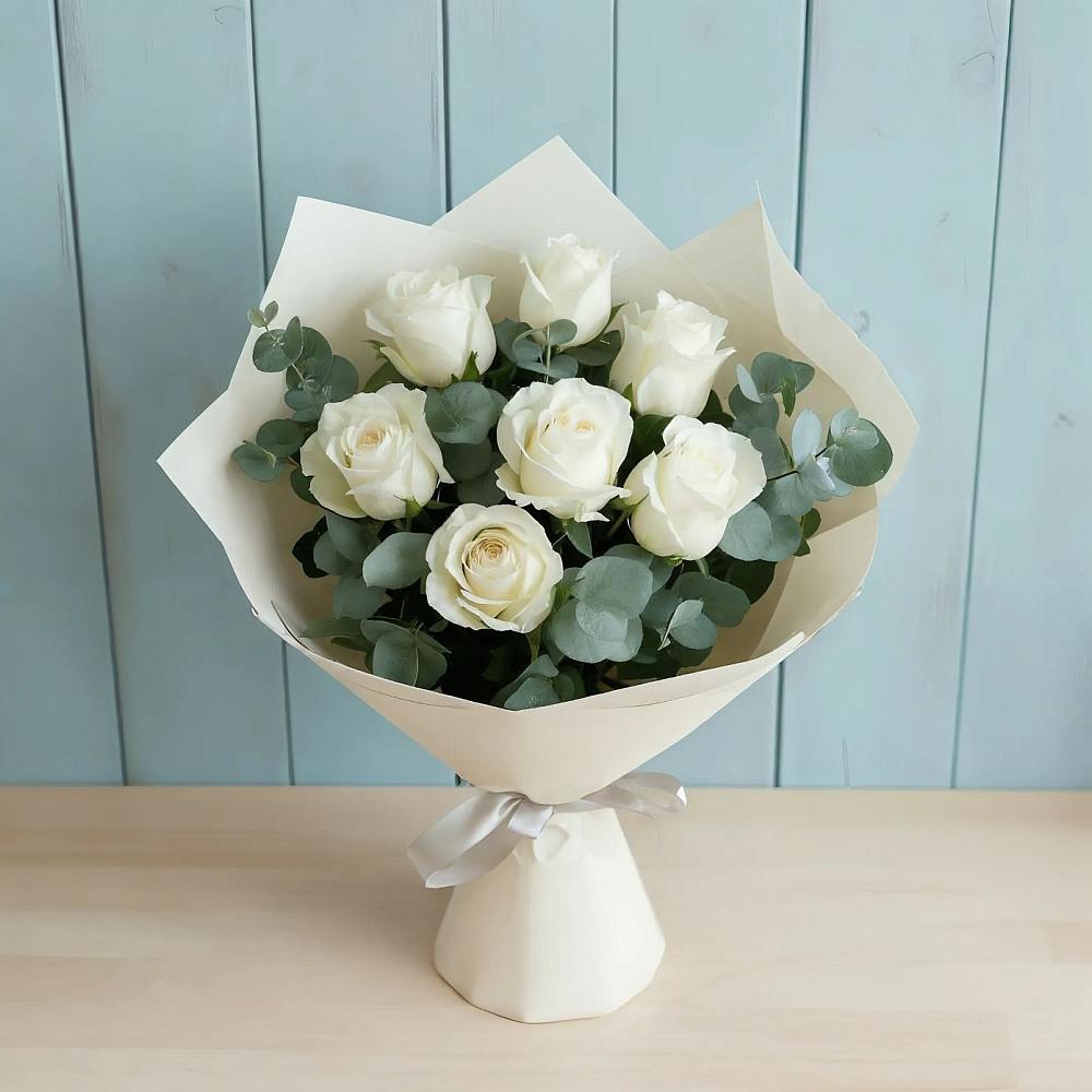 Букет Белые розы в Эвкалипте в Шарыпово