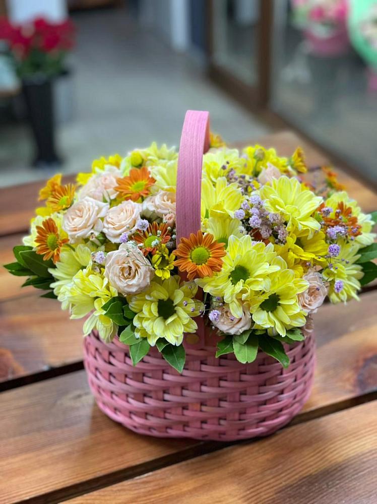 Цветочная композиция из Хризантемы и Розы в корзине в Шарыпово