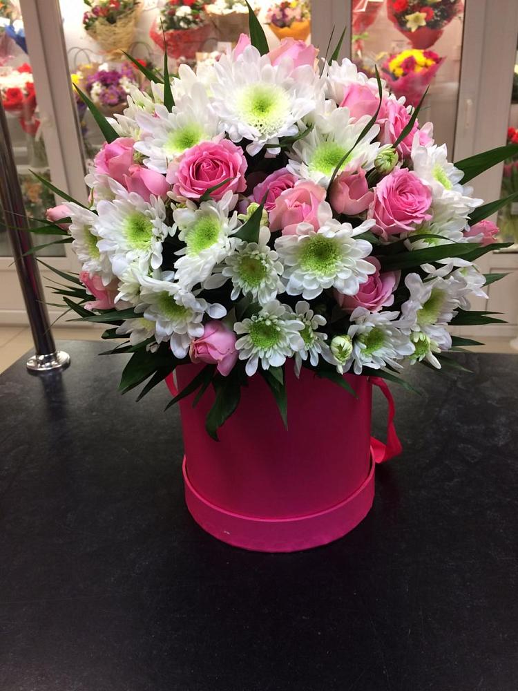 Цветочная композиция из Розы и Хризантемы в шляпной коробке в Шарыпово