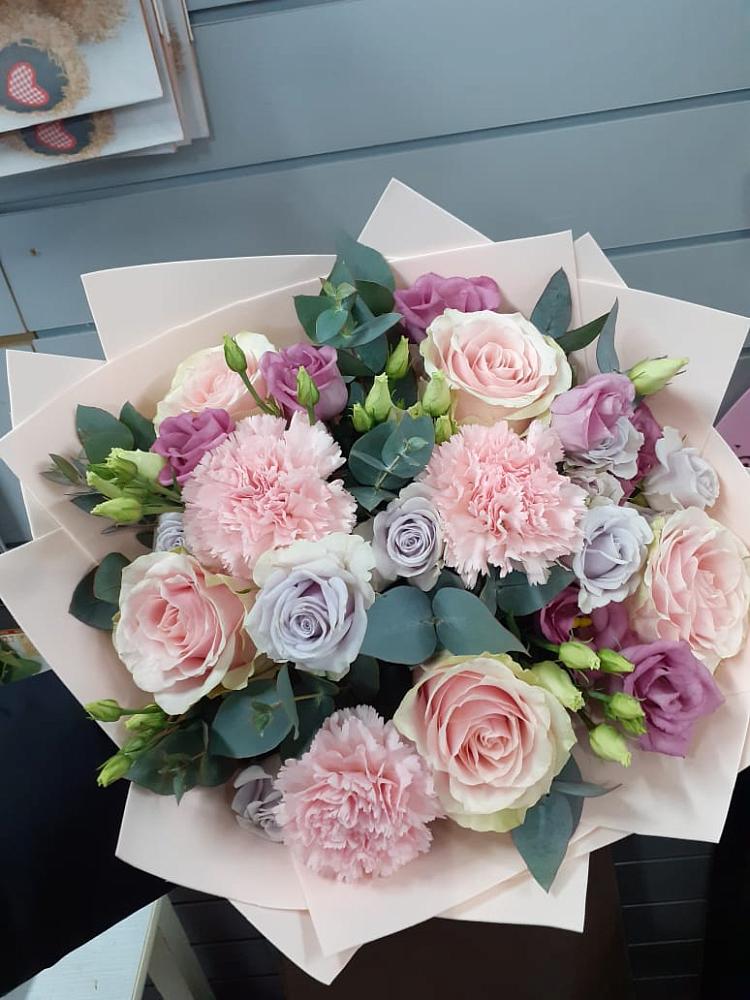 Букет цветов из: Розы, Гвоздики и Лизиантусы в Шарыпово